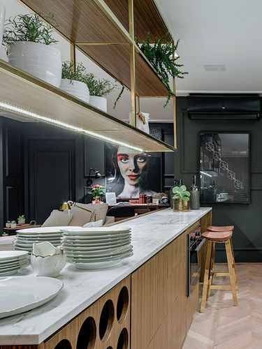 Sala de estar conectada à  cozinha de apartamento decorado assinado pelo escritório Anna Paula Melo Arquitetura