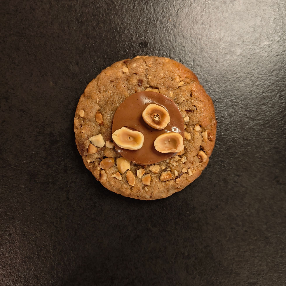 Miniature : Cookie JOUET, recette vanillée aux moceaux de chocolat au lait, éclats de noisettes torréfiées, insert et palet de gianduja m