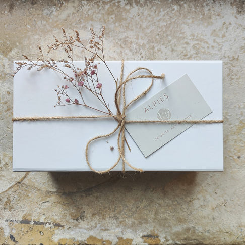 Les meilleurs cookies artisanaux en ligne présentés dans un superbe coffret aimanté. Cet assortiment AMOR de 10 cookies haut de gamme au choix est prêt à offrir et personnalisable. Livraison gratuite à domicile en 48H partout en France.