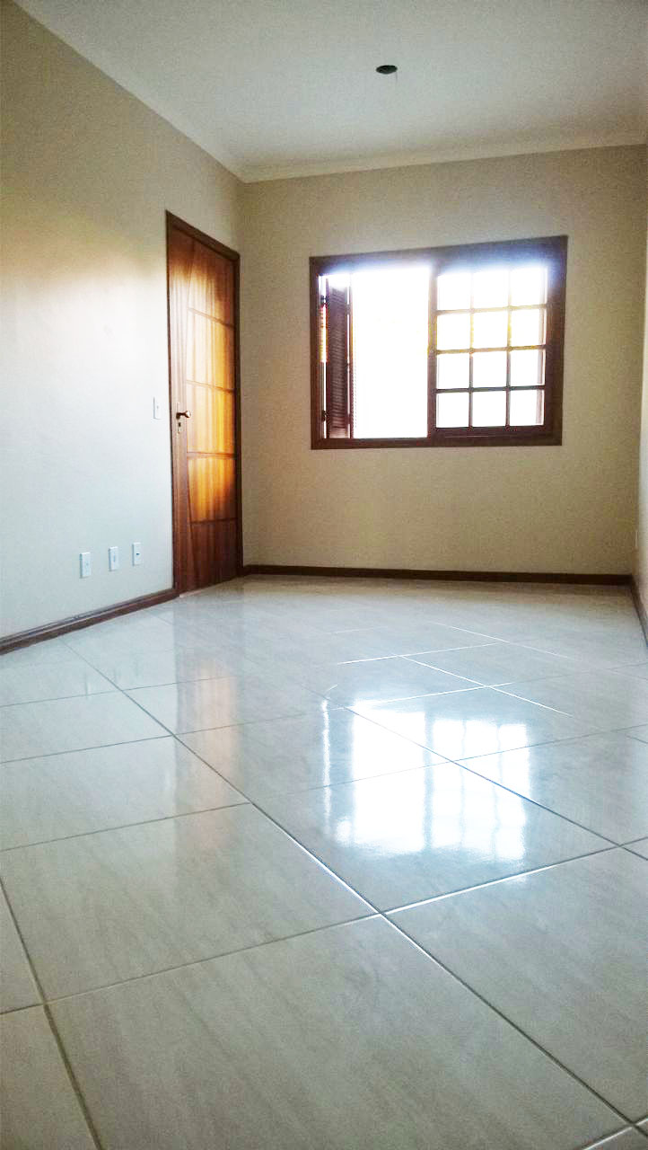 Piso cerâmico em todo apartamento