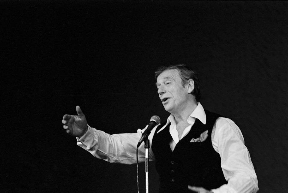 Yves MONTAND