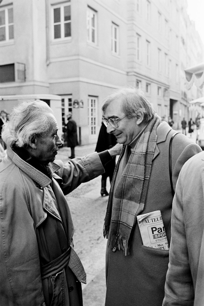 Samuel Fuller et Claude Chabrol lors du tournage du film "Les Voleurs de la nuit"  le 23 novembre 1982.