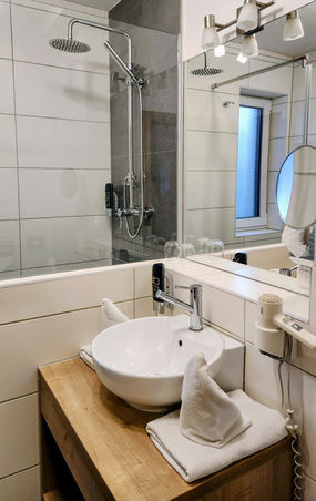Badezimmer im Standard-Doppelzimmer