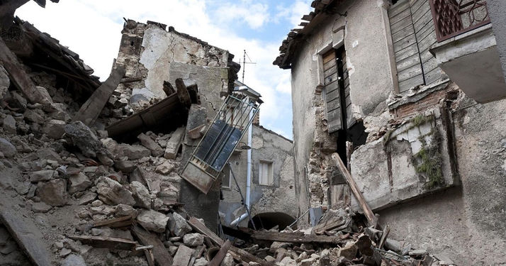 Reportan terremoto en China de 6.8 grados; hay decenas de muertos