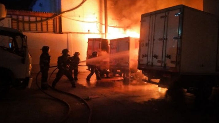 Incendio en bodega de Alfredo V. Bonfil calcina 4 vehículos