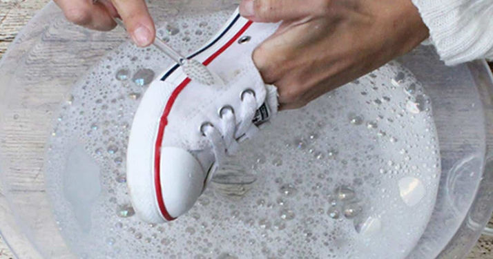 Trucos de limpieza ¿Cómo dejar como nuevos los tenis blancos?