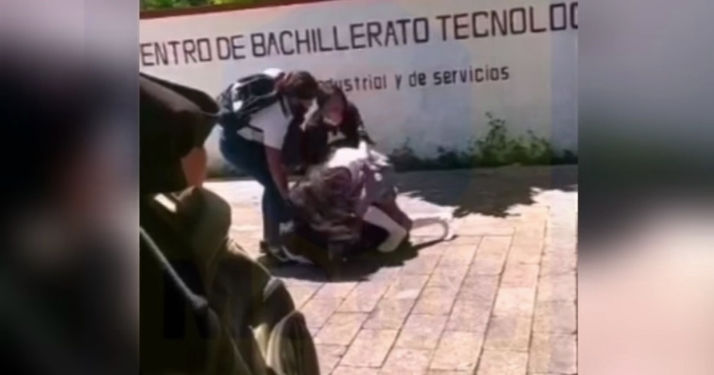 Video: alumnas del CBTIS 80 de Yucatán se golpean en la puerta de la escuela