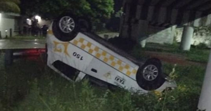 Taxista vuelca sobre el distribuidor vial en Chetumal