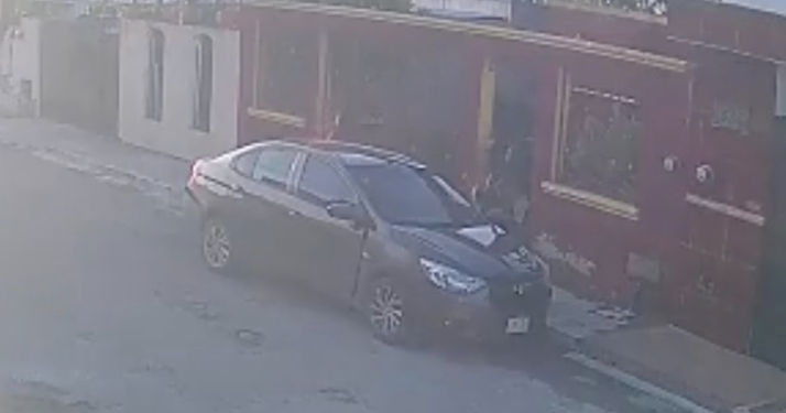 Video: mujeres golpean una señora de Mérida que acudió a cobrarles