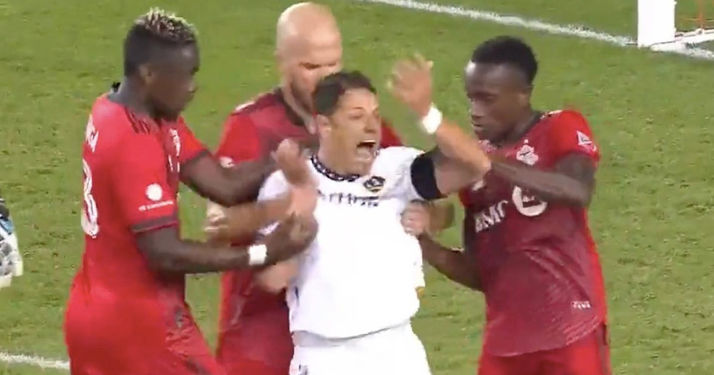 Chicharito Hernández hace drama al estilo de Neymar