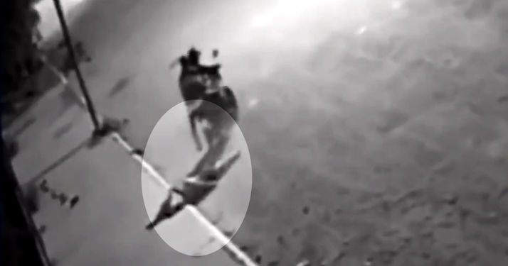 Video muestra cómo un motociclista abandona un cadáver en la calle