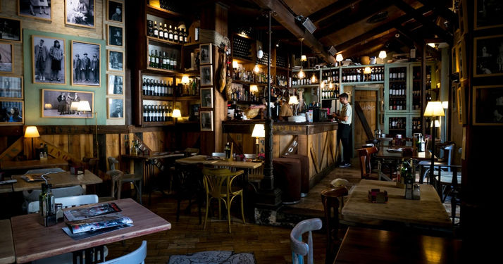 ¿En qué gastan el dinero los españoles cuando salen a un bar?