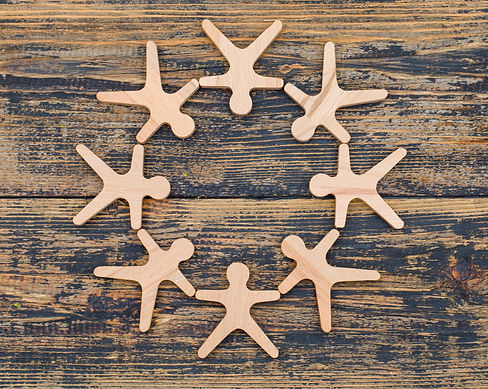 concept-de-marketing-avec-des-figures-en-bois-de-personne-debout-en-cercle-sur-fond-plat-e