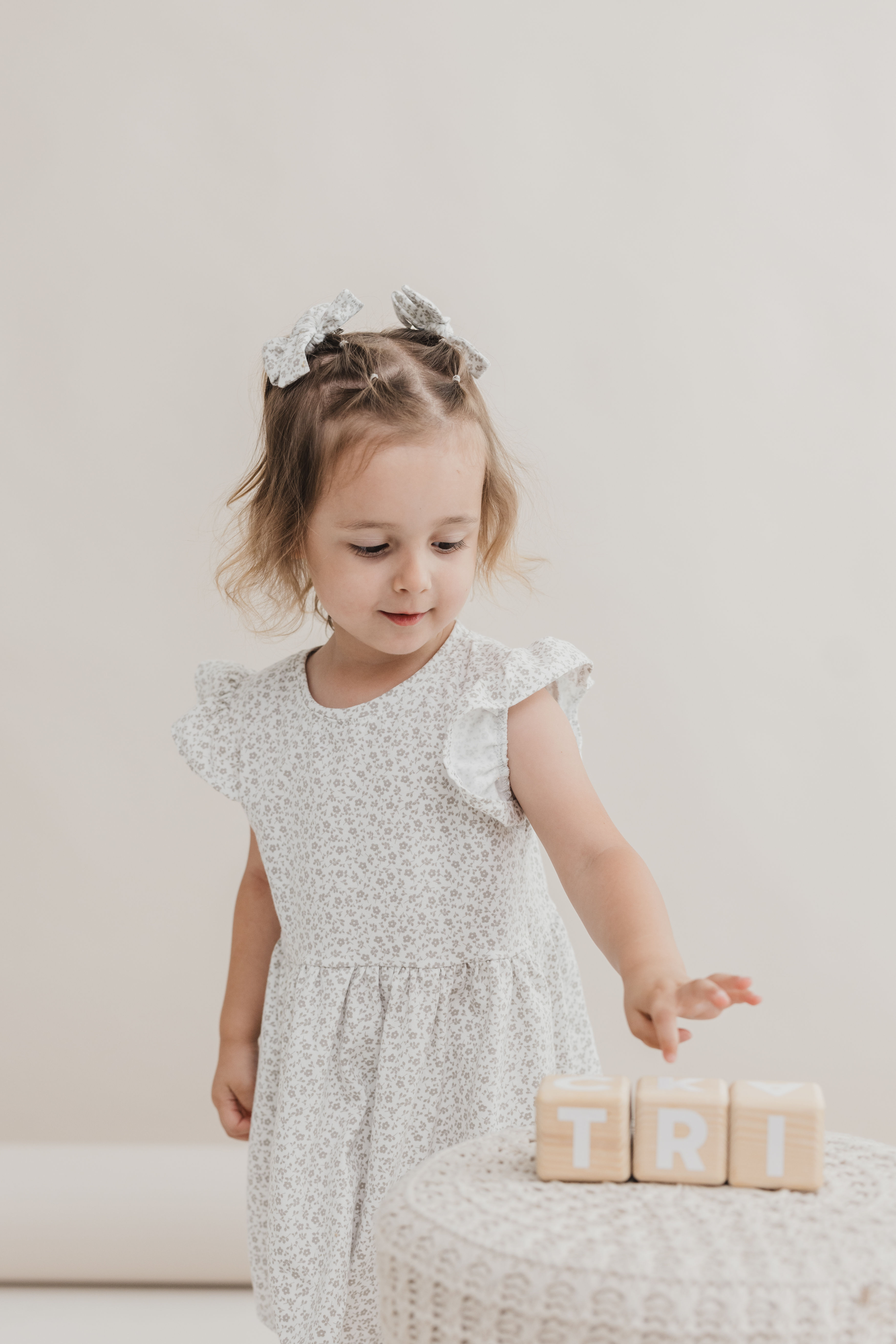 Luštna oblekica BEŽ ROŽICE