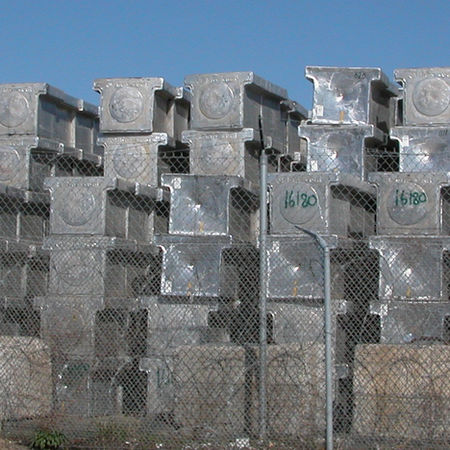 Catasta di lingotti di alluminio per fusione e produzione industriale