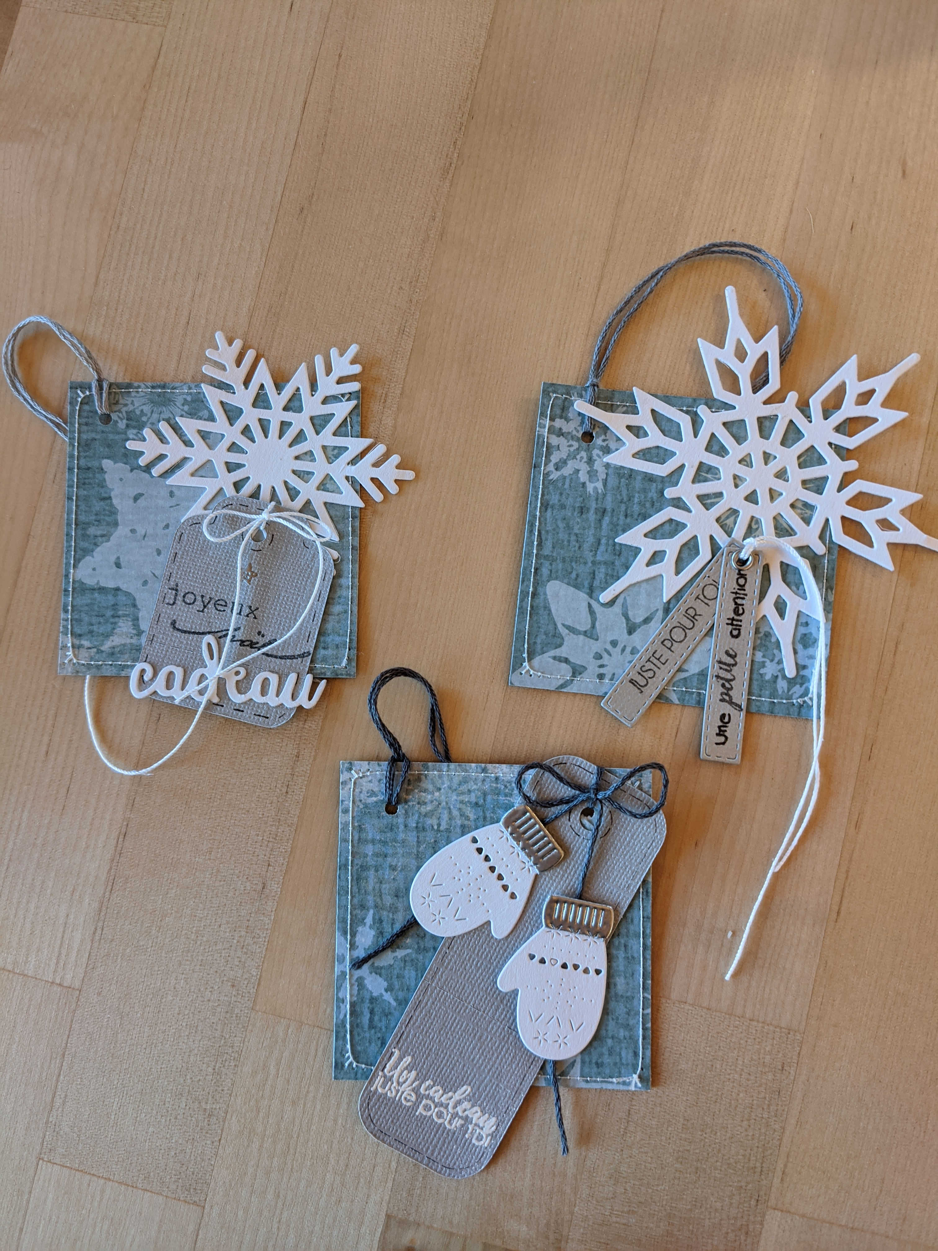 E2_Lot de 3 étiquettes de Noël gris-blanc