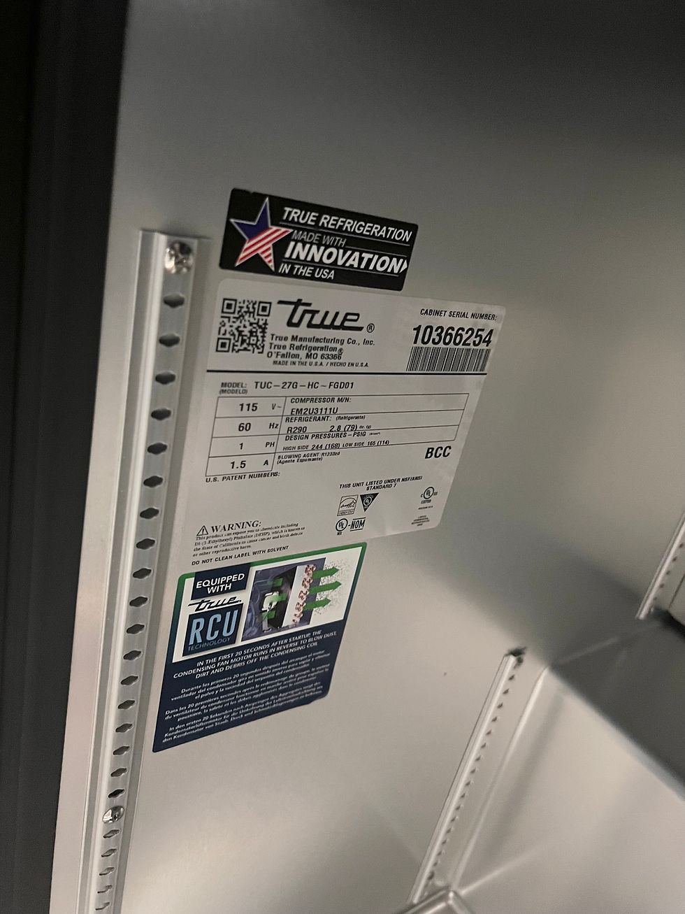 Thumbnail: TRUE 27" UNDERCOUNTER REFRIGERATOR W/ GLASS DOOR BLUE