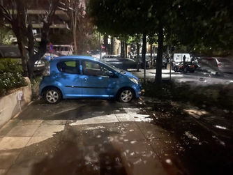 Όμηροι των παρκαρισμένων αυτοκινήτων οι πεζοί στη Νέα Σμύρνη