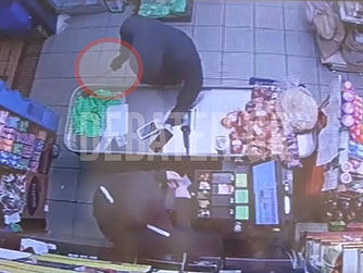 Ληστεία στην Νέα Σμύρνη: Βίντεο με την στιγμή που άντρας απείλησε με μαχαίρι τον υπάλληλο παντοπωλείου