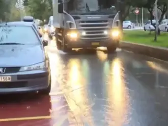 Ποτάμι έγινε δρόμος στη Νέα Σμύρνη λόγω σπασμένου αγωγού - Καταγγελία κατοίκου για την ΕΥΔΑΠ