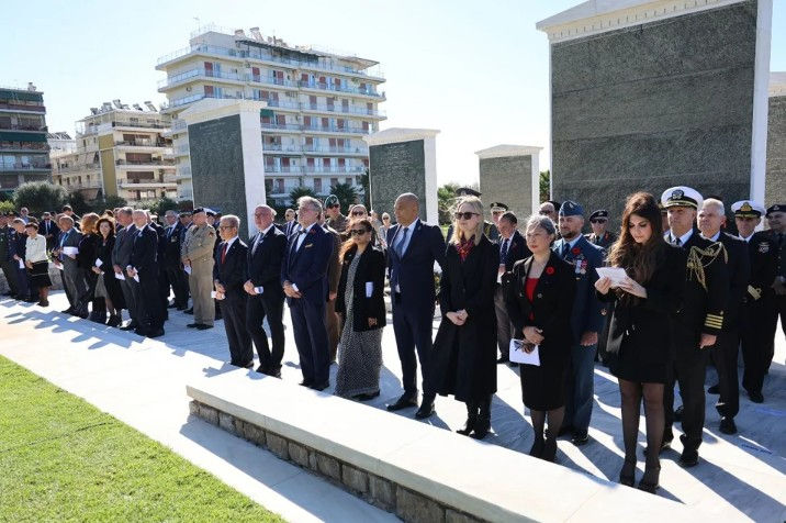 Η Κίμπερλι Γκίλφοϊλ κατέθεσε στεφάνι στο Πολεμικό Κοιμητήριο στο Παλαιό Φάληρο