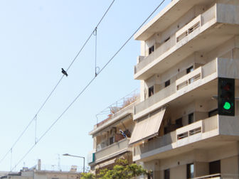 Στη Νέα Σμύρνη το ενοίκιο για ένα διαμέρισμα 100 τ.μ. έχει φτάσει περίπου στα 1000 ευρώ, τιμή που αποτελεί τον μέσο όρο στα ενοίκια κατοικιών τόσο στα νότια όσο και στα βόρεια προάστεια