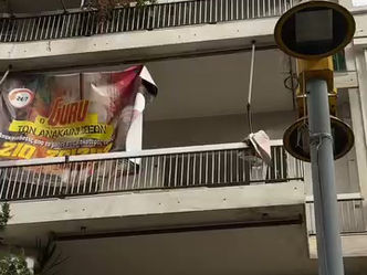 Σωλήνας τέντας από μπαλκόνι έπεσε στην Πλατεία δίπλα σε περαστική (video)