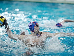 Τη νίκη στο κολυμβητήριο της Νέας Σμύρνης πανηγύρισε ο Πανιώνιος με σκορ 22-13 επί του ΝΟ Πατρών για την 14η και τελευταία αγωνιστική της Α' Φάσης στον Α' Όμιλο του πρωταθλήματος υδατοσφαίρισης στην Α1 Ανδρών. Με αυτή τη νίκη οι «κυανέρυθροι» ισοβαθμούν στους 36 βαθμούς με τον πρωτοπόρο του Α' Ομίλου, ΝΟ Βουλιαγμένης (ένας αγώνας λιγότερος).