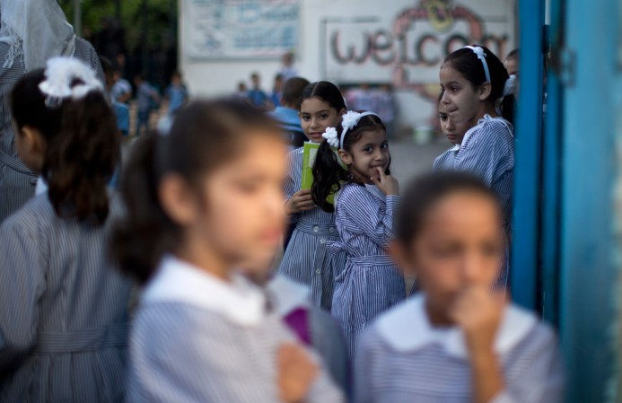 Παιδιά της Παλαιστίνης σχολείο στέκονται στην αυλή του σχολείου τους την πρώτη ημέρα του νέου σχολικού έτους στην πόλη της Γάζας, στις 25 Αυγούστου