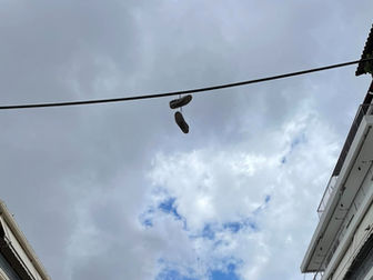 Παπούτσια πάνω στα καλώδια της ΔΕΗ
