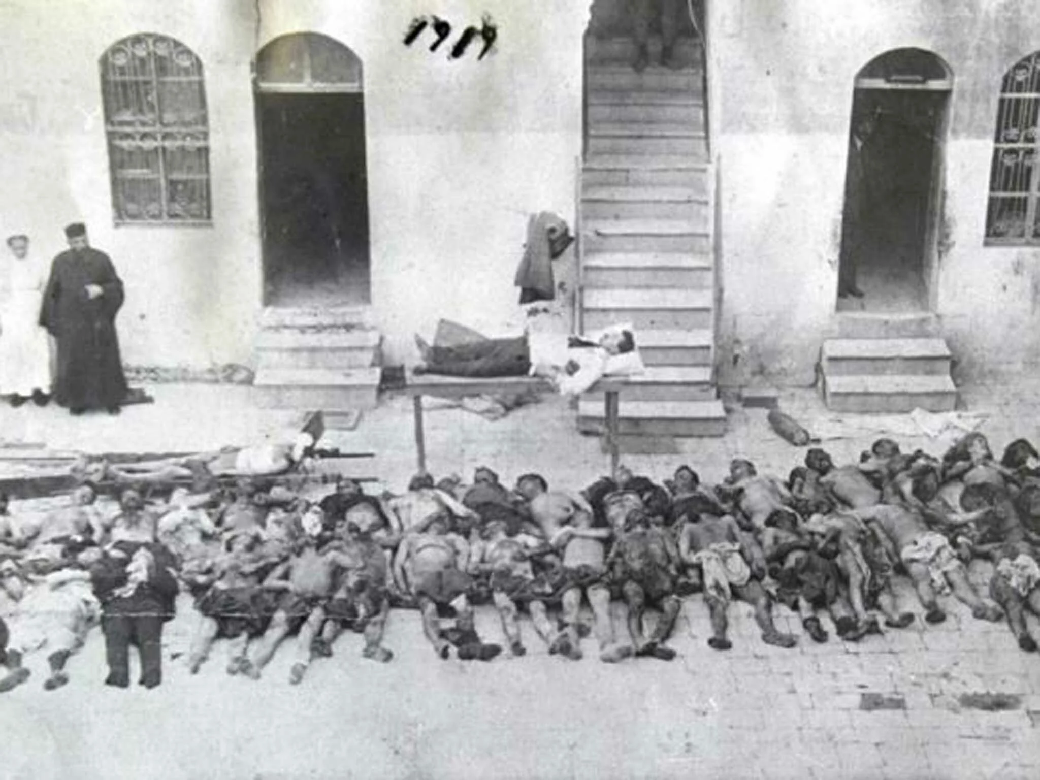 Όταν οι σφαγές και ο εκτοπισμός ολοκληρώθηκαν, 1,5 εκατομμύριο Αρμένιοι της Τουρκίας ήταν νεκροί και πολλοί περισσότεροι απομακρύνθηκαν βίαια από τη χώρα