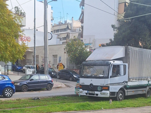 Φορτηγό «παρκαρισμένο» πάνω στις γραμμές του τραμ