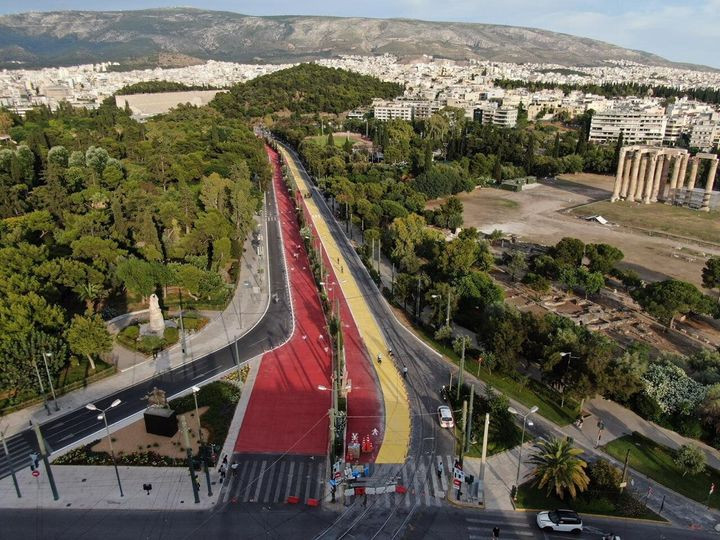 Τον περασμένο Ιούνιο στα πλαίσια του "Μεγάλου Περιπάτου" οι γραμμές τραμ σκεπάστηκαν προσωρινά και μετατράπηκαν σε ποδηλατοδρόμοι.