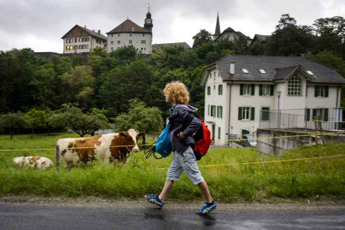 Leon, 9 ετών στο δρόμο για το σχολείο του στο Moudon, Δυτική Ελβετία στις 20 Ιουνίου