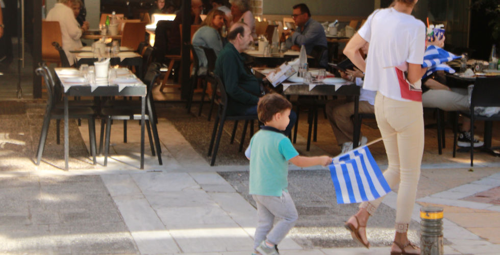 Σε ρυθμούς πάρτι η πλατεία Νέας Σμύρνης μετά την παρέλαση της 28ης Οκτωβρίου