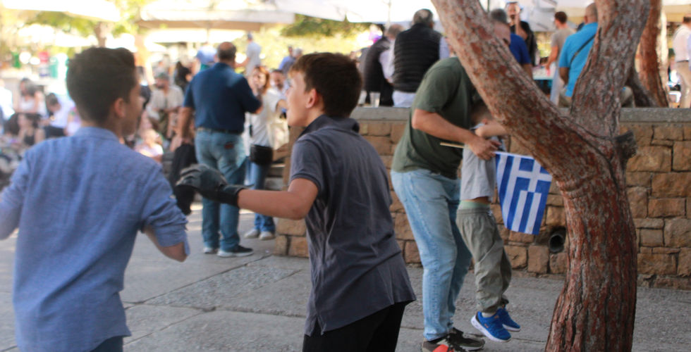 Σε ρυθμούς πάρτι η πλατεία Νέας Σμύρνης μετά την παρέλαση της 28ης Οκτωβρίου