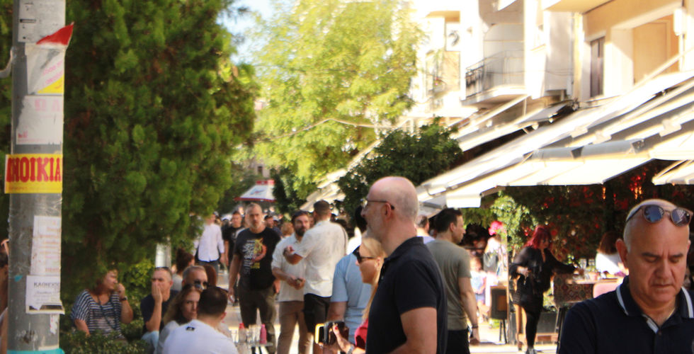 Σε ρυθμούς πάρτι η πλατεία Νέας Σμύρνης μετά την παρέλαση της 28ης Οκτωβρίου