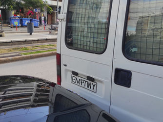 Παράνομη μόνιμη στάθμευση φορτηγών στην κεντρική πλατεία Νέας Σμύρνης