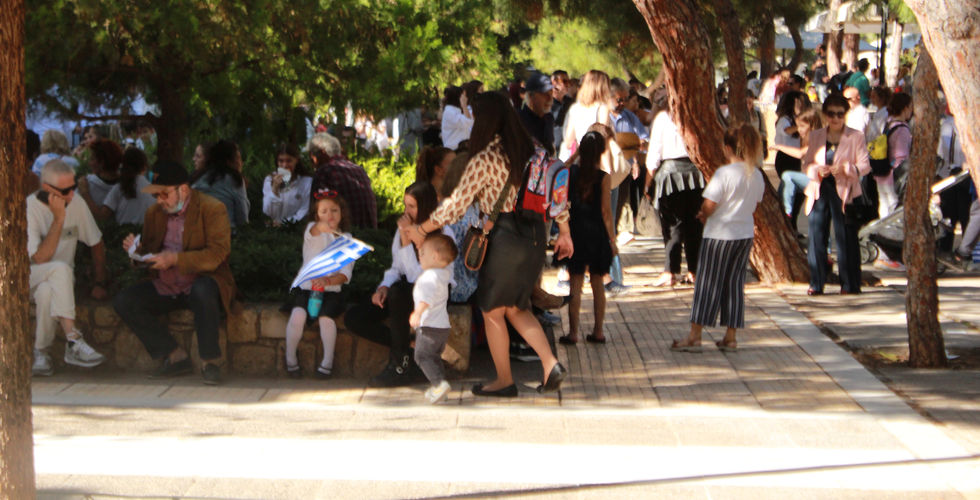 Σε ρυθμούς πάρτι η πλατεία Νέας Σμύρνης μετά την παρέλαση της 28ης Οκτωβρίου