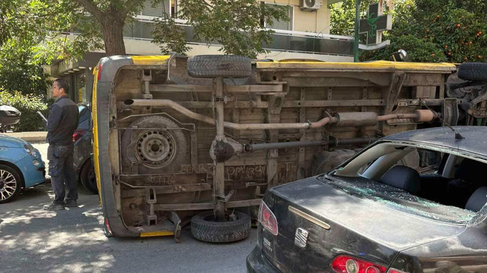 Παλαιό Φάληρο: Ανατροπή σχολικού λεωφορείου μετά από σύγκρουση με Ι.Χ.