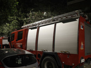 Οι πυροσβεστικές δυνάμεις εντόπισαν τη σορό της ηλικιωμένης γυναίκας, περίπου 84 ετών, εντός του διαμερίσματος, με εμφανή ίχνη προηγηθείσας πυρκαγιάς