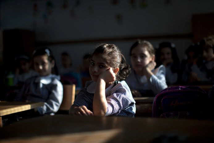 Τα παιδιά κάθονται στην τάξη τους την πρώτη ημέρα του νέου σχολικού έτους στην πόλη της Γάζας, στις 25 Αυγούστου