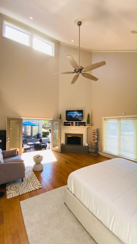 22ft Vaulted Ceilings with tons of natural light