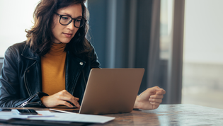 Kobieta pracująca przy laptopie w biurze