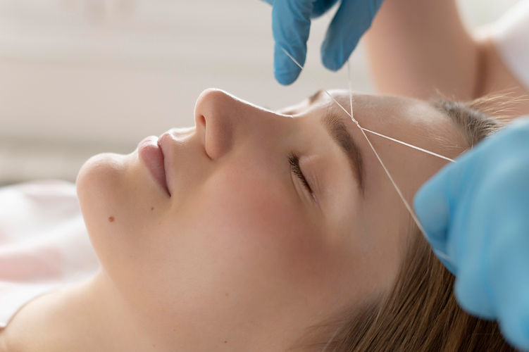 primer-plano-de-mujer-joven-recibiendo-un-tratamiento-de-cejas.jpg