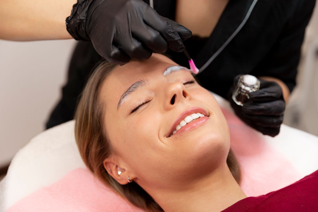 hermosa-joven-atravesando-un-tratamiento-de-microblading.jpg