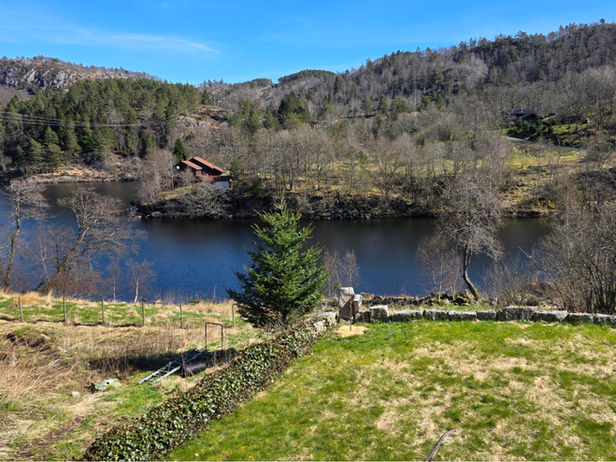 Der Ausblick vom Haus auf einen wunderschönen See.