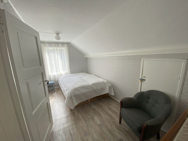 Ein weiteres Schlafzimmer mit Doppelbett im Obergeschoss. 