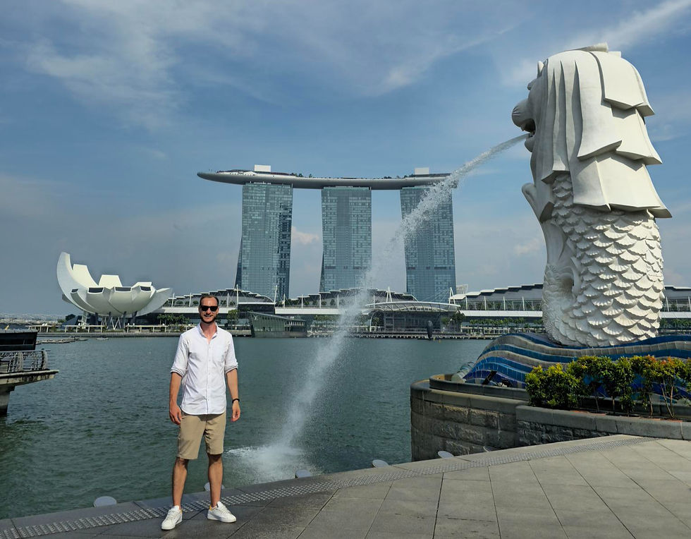 Estátua do Merlion, com o Hotel Marina Bay Sands e o Museu ArtScience ao fundo