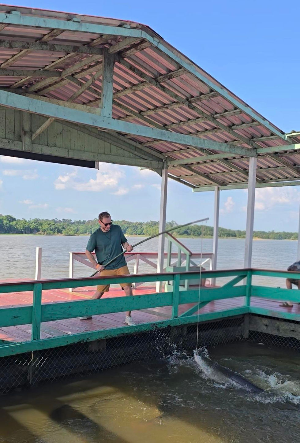 Pesca esportiva sem anzol na Plataforma Flutuante de Pirarucus
